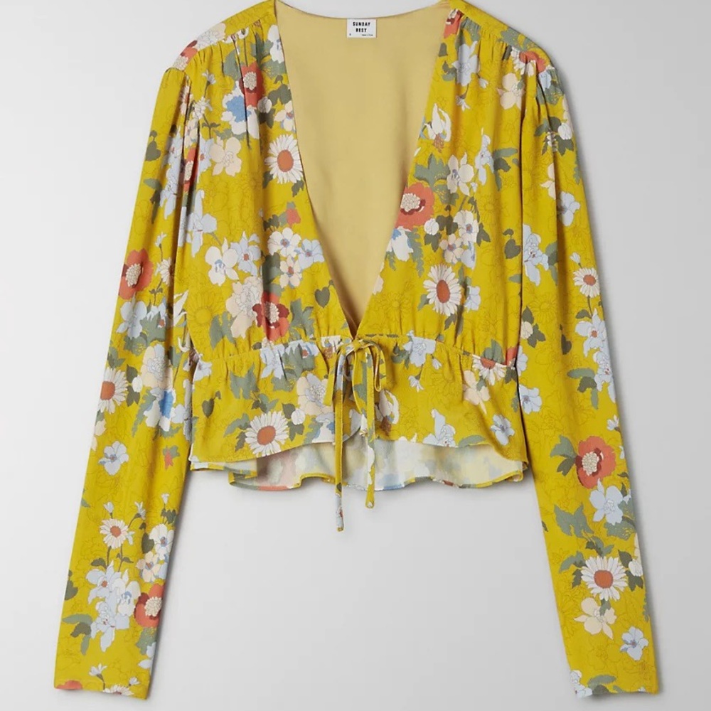 Aritzia Sunday Best Cropped tie front blouse 💛🌸